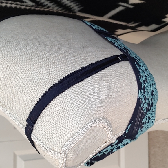 💕EUC Wacoal Brand Intimates Ladie's Embrace Lace Unlined Underwire Lace Bra, 34 - Picture 7 of 10